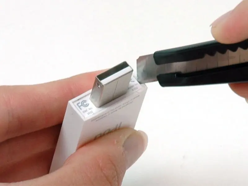 Przecinanie kleju wokół portu USB