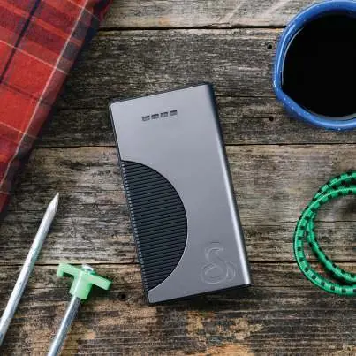Porty urządzenia: USB-C (wejście/wyjście) oraz USB-A (wyjście).
