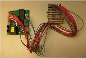 Instalacja karty rozszerzeń i bloku zacisków