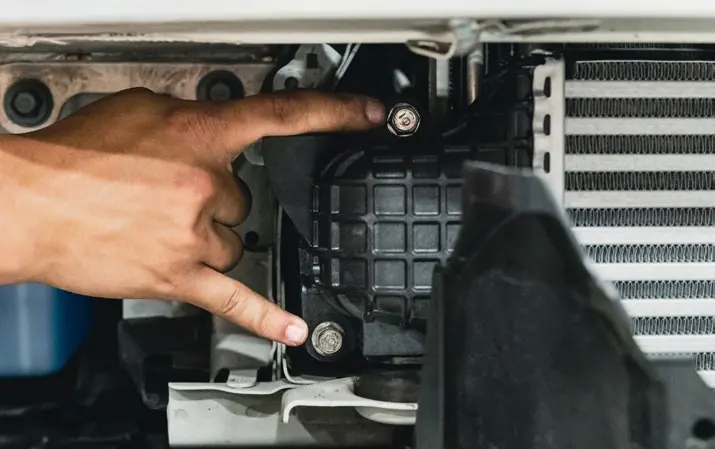 Odkręcanie fabrycznych śrub mocujących intercooler