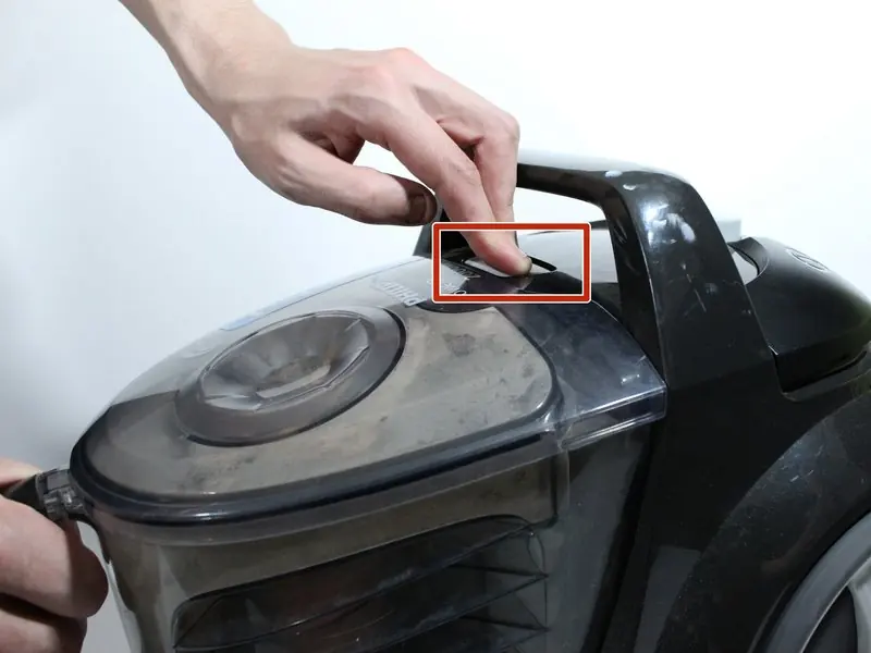 Naciśnięcie przycisku Eject w celu wyjęcia pojemnika na kurz