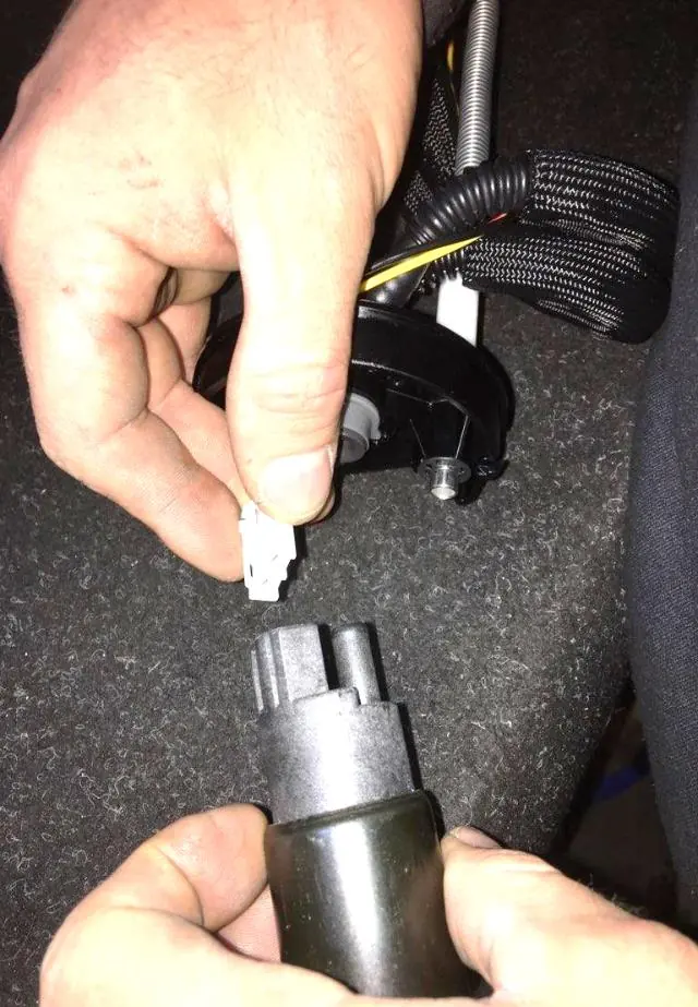 Podłączanie złącza elektrycznego pompy.