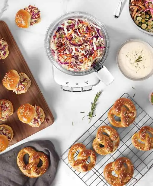Gotowy produkt w misie robota kuchennego