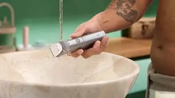 Czyszczenie urządzenia pod bieżącą wodą