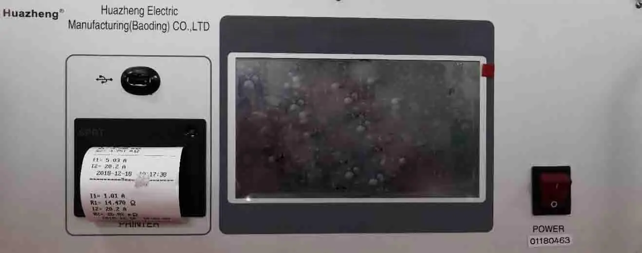 Panel z ekranem dotykowym i portem USB