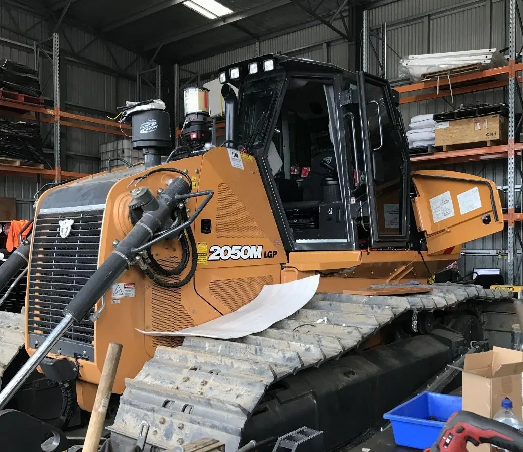 Spycharka CASE 2050M Dozer z zainstalowanym systemem Breathe Safe