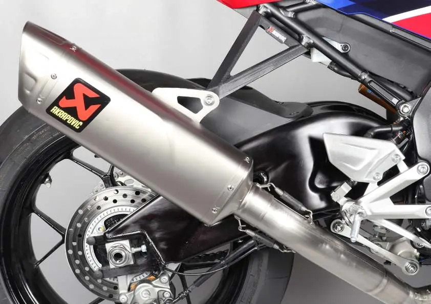 Montaż końcowego tłumika na motocyklu