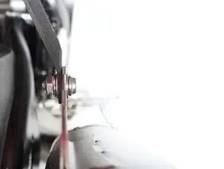 Montaż śruby mocującej tłumik