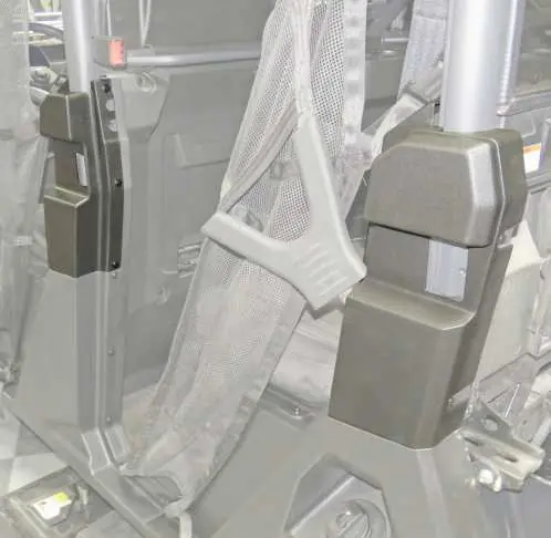 Montaż plastikowych osłon słupków