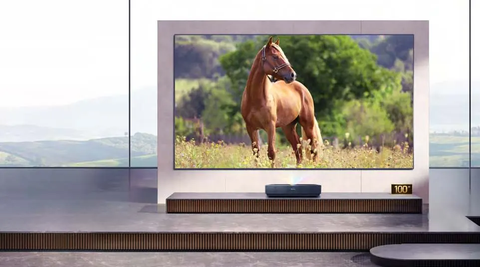 Telewizor laserowy Hisense 100L5H-DLT100C w typowej konfiguracji domowej