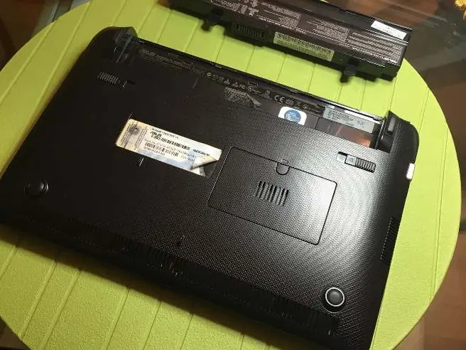 Wyjmij baterię z laptopa.