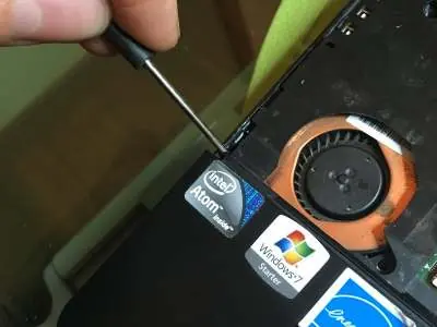 Odkręć śruby mocujące panel górny.
