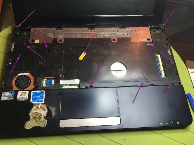 Zlokalizuj wszystkie śruby na płycie głównej.