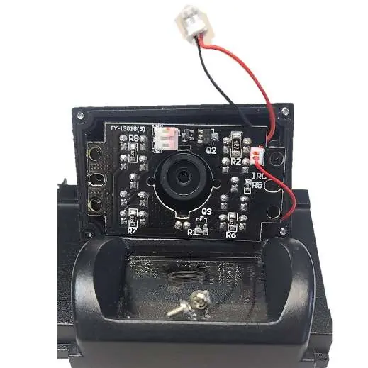 Wnętrze kamery z płytką PCB i złączami