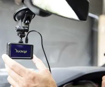 Wideorejestrator Sprout 1080p zamontowany na szybie