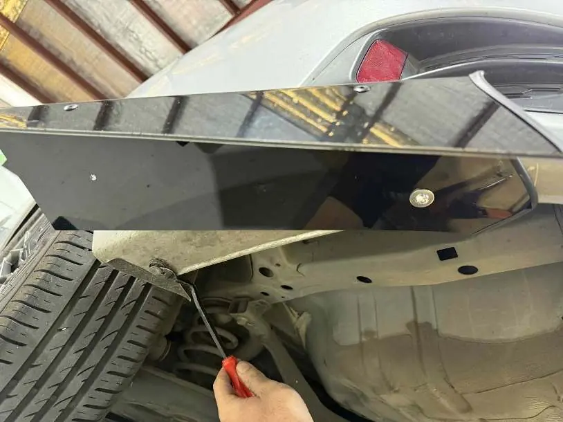 Montaż elementów bocznych (rear pods).