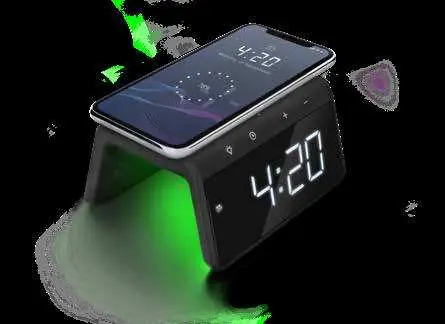 Budzik Caliber HCG 019Qi z telefonem na powierzchni ładującej