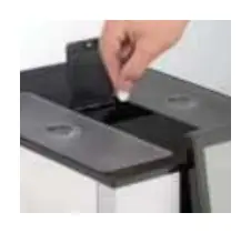 Ilustracja otwierania wkładu na tabletki czyszczące.