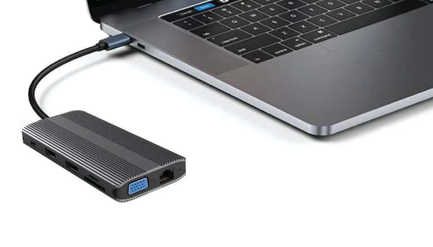 Hub USB-C podłączony do laptopa