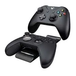 Sposób umieszczenia kontrolera Xbox w stacji ładującej.