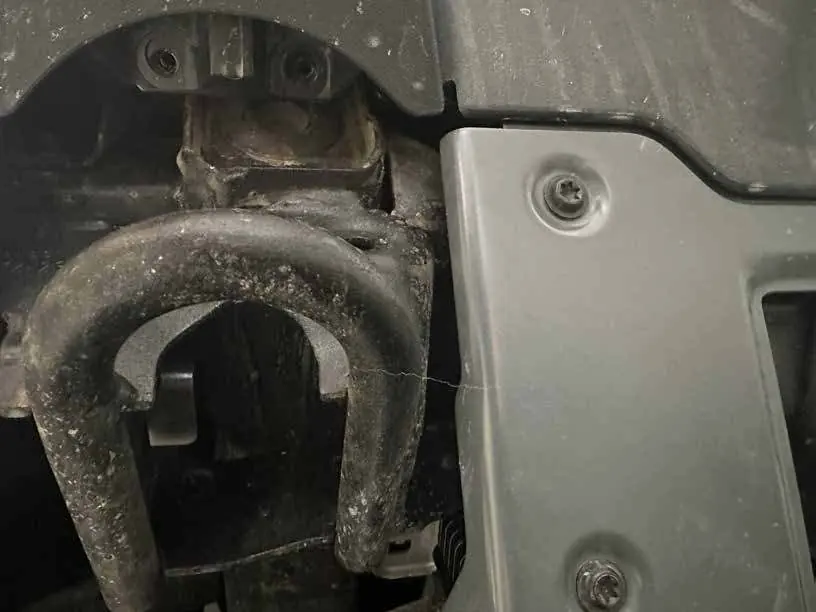 Lokalizacja śrub M6 pod hakami holowniczymi