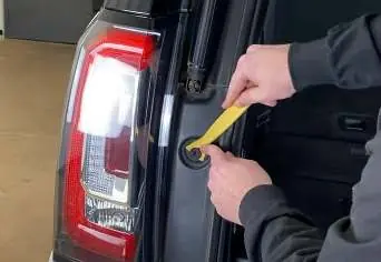 Demontaż klipsa ustalającego
